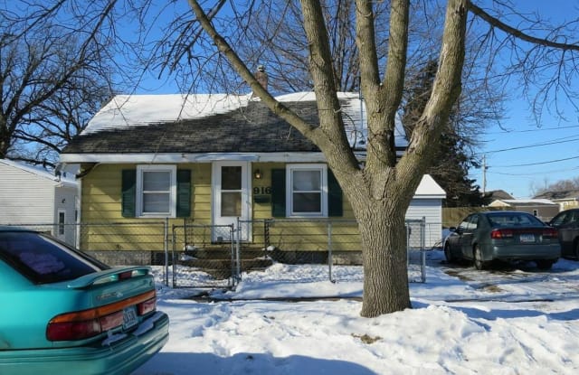 916 Evergreen Ave - 916 Evergreen Avenue, Waterloo, IA 50701