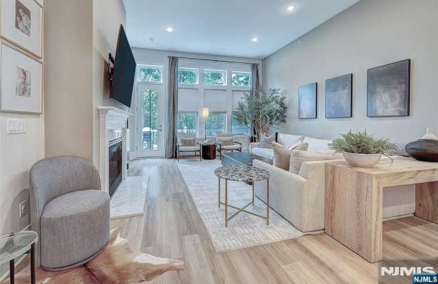 18 Hillandale Gallery 2