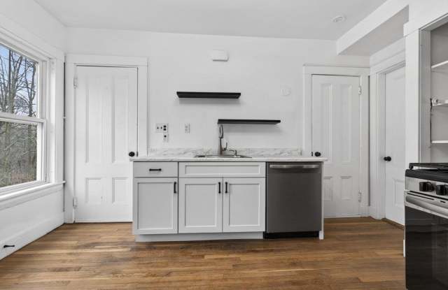 166 Elliot St unit: 2 photos photos