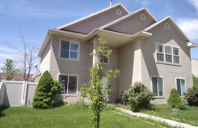 Beautiful 2 Story Home w attached 2 car garage Gallery 1