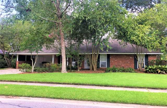 Spacious Broadmoor Home with Large Yard & Detached Bonus Space Gallery 1