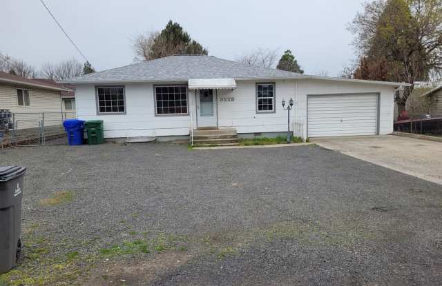 Adorable 3 bedroom 1.5 bathroom house for rent! photos photos