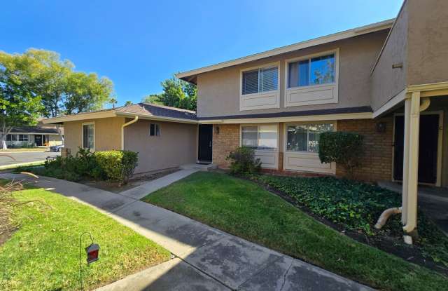 Spacious townhome in a well-maintained El Cajon complex Gallery 1
