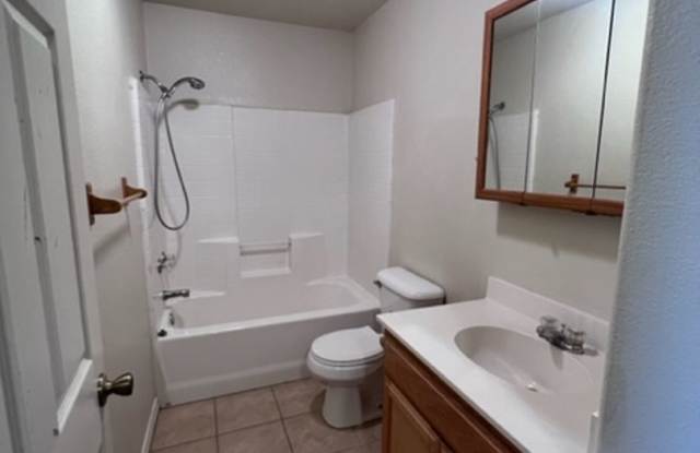 3 BED, 1.5 BATH TOWNHOUSE Gallery 4