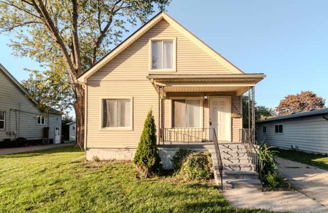 Charming 4-Bedroom, 1.5-Bathroom, and Well Equipped Kitchen Gallery 1