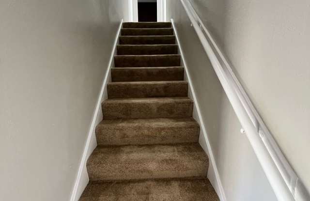 LARGE 1 BEDROOM 1 BATH UPSTAIRS UNIT READY FOR MOVE IN! Gallery 3