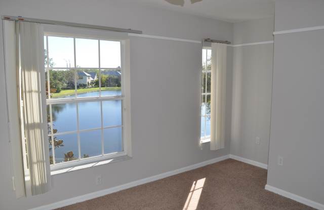 Beautiful Avalon Park Townhome – Water Views, First-Floor Primary Suite & Loft! Gallery 4