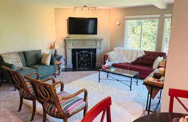 Charming 2BR Condo in Bothell Gallery 3
