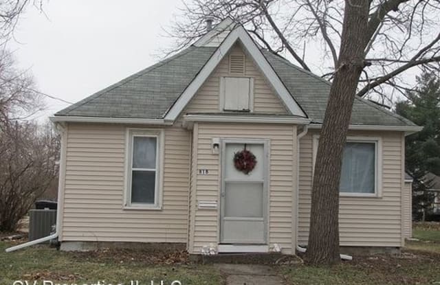 818 W 3rd St - 818 West 3rd Street, Cedar Falls, IA 50613