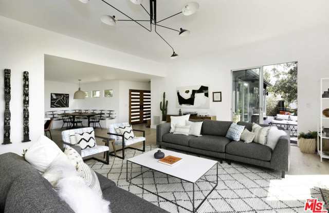 2935 HOLLYRIDGE Drive Gallery 2