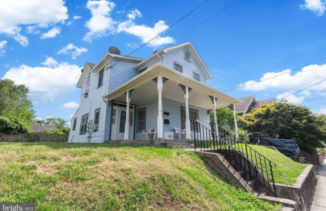 513 E CUSTIS AVENUE - 513 East Custis Avenue, Alexandria, VA 22301