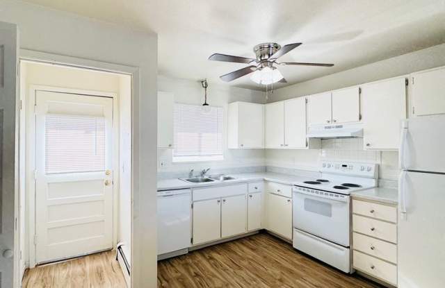 Beautiful 2 Bedroom Town Home! Gallery 4