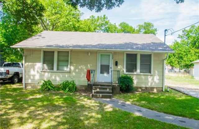1004 S AVENUE B - 1004 South Avenue B, Denton, TX 76201