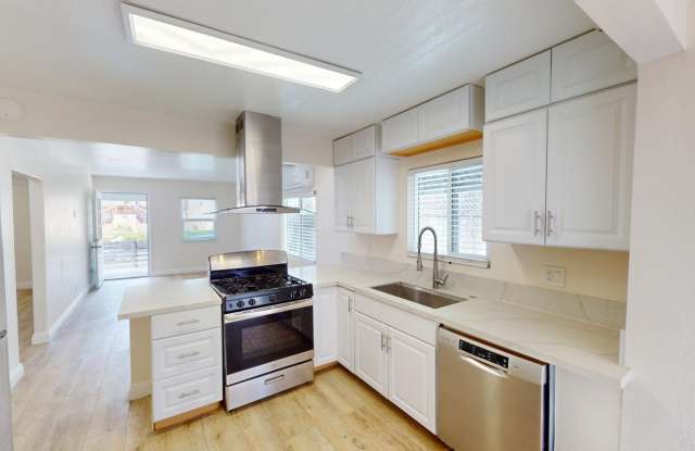 Charming 2 bed, 1.5 bath home with views of Downtown! photos photos