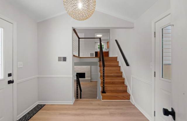 Ready for move in!  Home in water privileged Hillsmere! Gallery 3