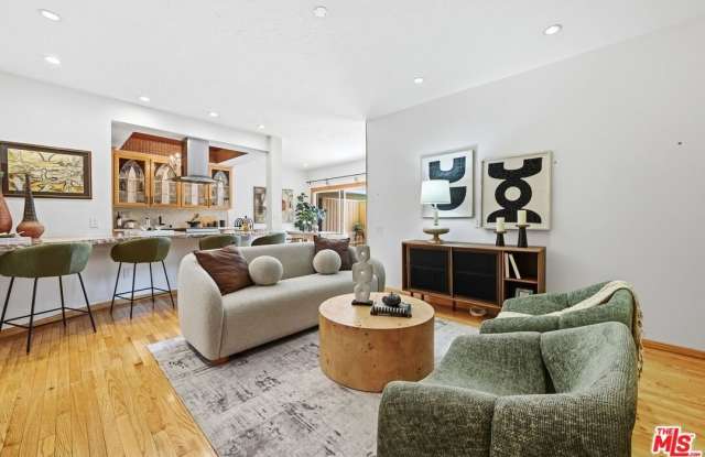 612 S Barrington Ave Gallery 2
