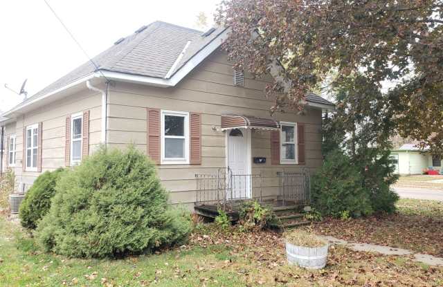 True main floor living in this cute home! - 611 7th Street Northwest, Austin, MN 55912