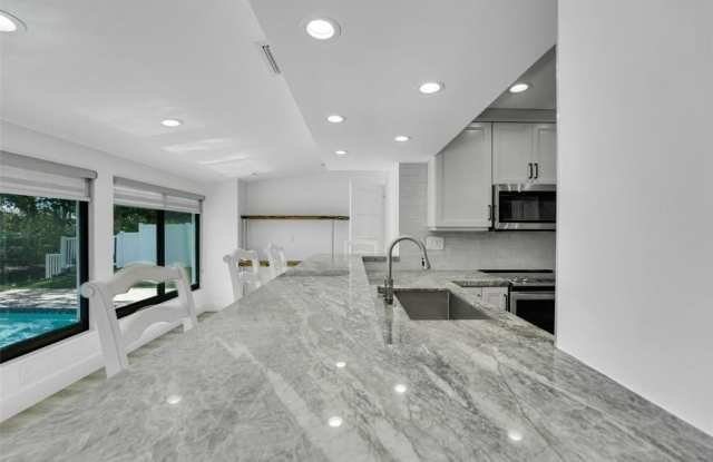 956 SE 10th Ct. Gallery 1