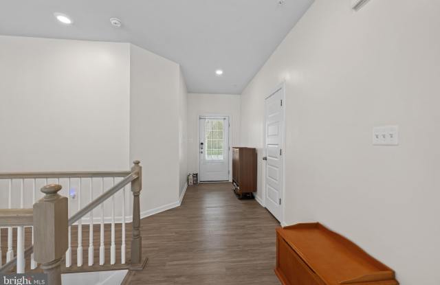 6119 SAVANNAH Drive Gallery 2