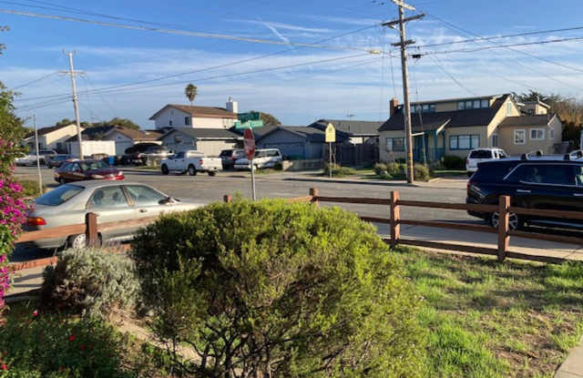 Great Three Bedroom, Two and a half Bath House in Seaside - 495 Hamilton Avenue, Seaside, CA 93955