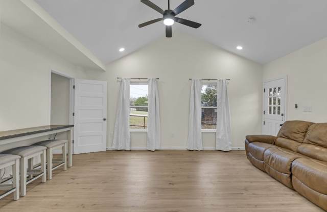 Charming 4BR House in Azle - 332 Thomas Road, Azle, TX 76020