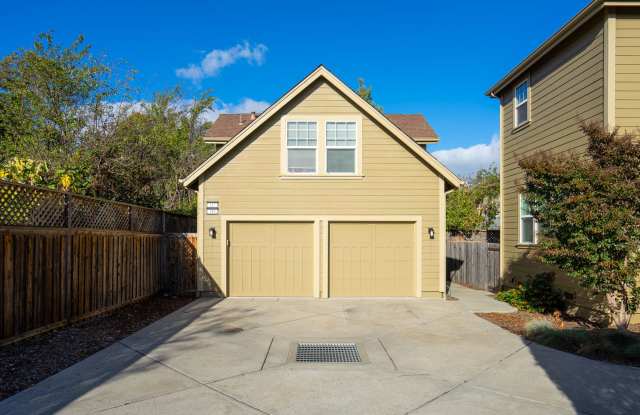 Studio Downtown Petaluma w/1 Car Garage and Full Bathroom photos photos