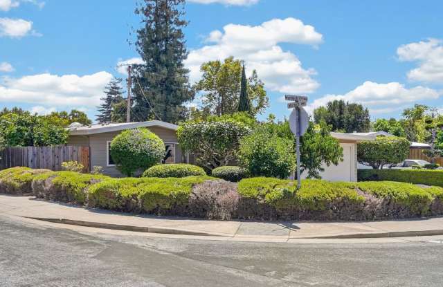 Updated 4BR Palo Alto Home with Central A/C & Two Private Outdoor Spaces Gallery 3