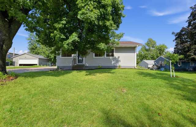 Charming 3BR House in Cedar Rapids Gallery 3
