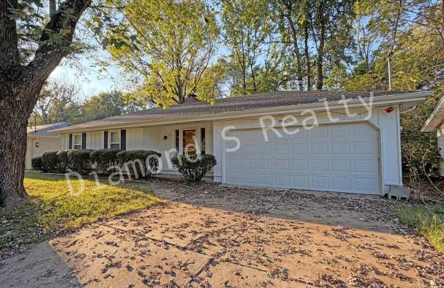Charming 3 bedroom Home near Hwy 65 and Cherry! - 2910 East Monroe Terrace, Springfield, MO 65802