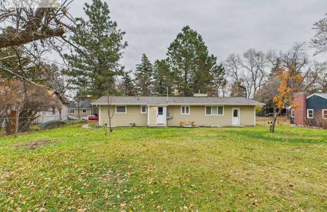 Spacious 4-Bedroom Apartment Just 4 Blocks from MSU! photos photos