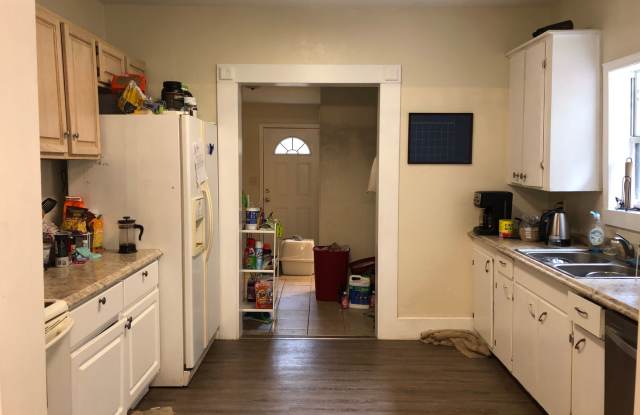 Large 4 Bedroom, 2 Bathroom House Gallery 3
