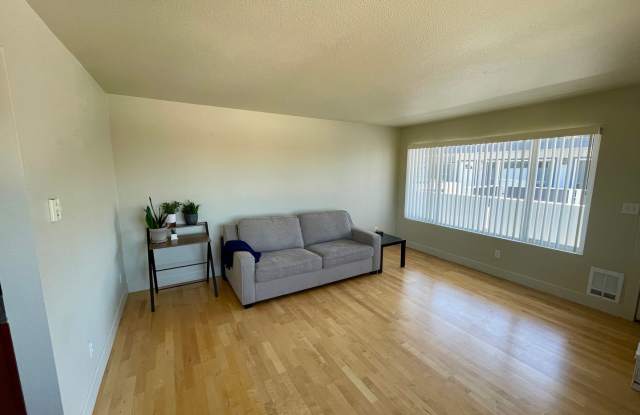 Modern Elegance with Bay Views: Charming 1 Bed, 1 Bath in Tacoma, WA Gallery 4