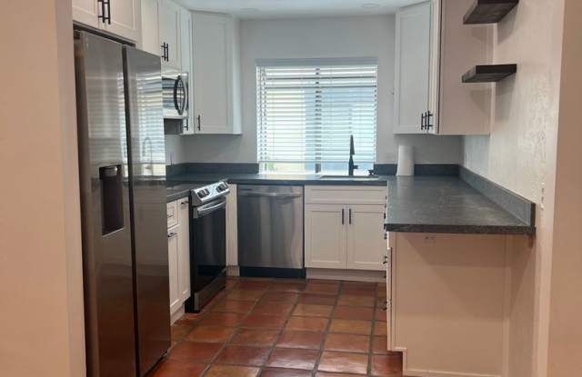 Beautiful 3 bedroom (2 bed + den/office) townhouse on quiet culdesac photos photos