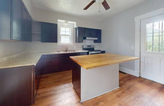 Charming 3-Bedroom Home in Canton, OH photos photos