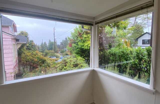 1 bedroom with den yard and basement with storage Gallery 4
