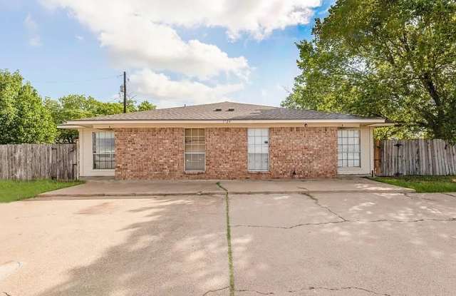 1824 San Antonio Street - B Gallery 1