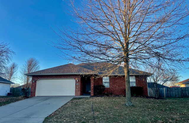 OZARK - 802 WATERFORD BLVD. - ONE SMALL PET NEGOTIABLE - CALL OFFICE FOR SHOWING APPOINTMENT - 802 East Waterford Boulevard, Ozark, MO 65721 OZARK - 802 WATERFORD BLVD. - ONE SMALL PET NEGOTIABLE - CALL OFFICE FOR SHOWING APPOINTMENT - 802 East Waterford Boulevard, Ozark, MO 65721