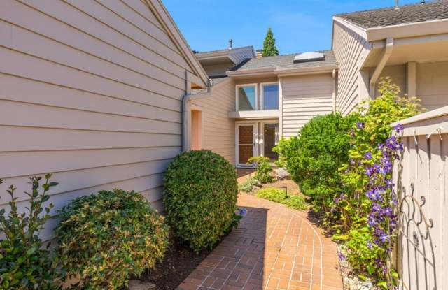 Prime Charbonneau Golf Community Location! 2 Bed, 2.5 Bath + Den, A/C, Washer/Dryer and Garage Gallery 4
