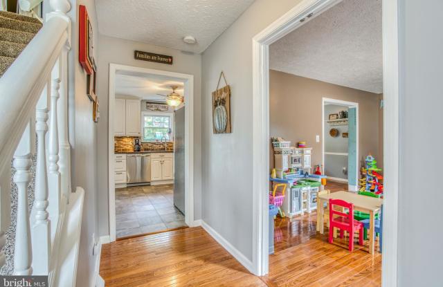 1105 OAK RIDGE COURT Gallery 3