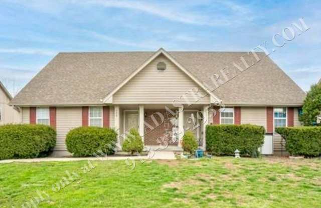 Spacious 3 Bed 2 Bath Duplex in Blue Springs-Available in JULY!! photos photos
