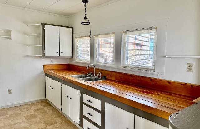 Enoy the picturesque views of Lake Ewauna and the City from this Cozy 2bdrm 1 bath home Gallery 4