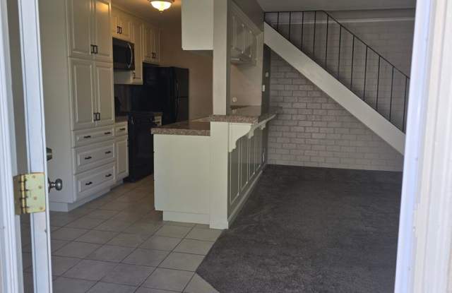 Clean 2 bed 1 bath 2 story #2 Condo Gallery 4