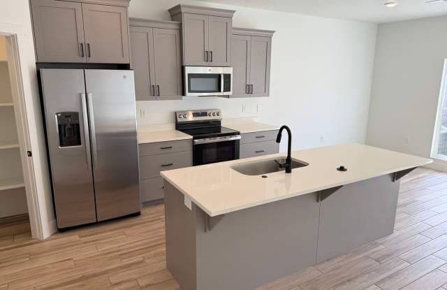 Brand New Hurricane Heights Town Home- Bigger Yard photos photos