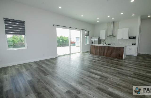 Newly Built Solar-Powered Home! Gallery 4