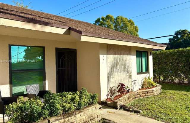 2700 s. oakland Forest Dr photos photos