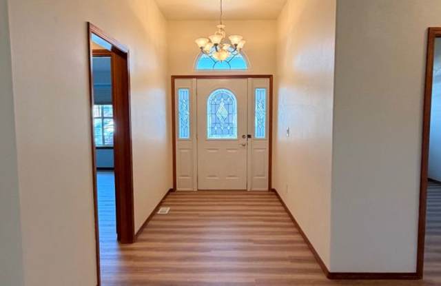 Golf Course Living! 3 bed + office, 3 Car Garage! Gallery 3