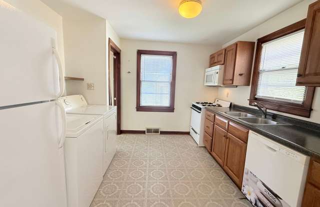Charming 2-Bedroom Home with Fenced Yard & Detached Garage Gallery 3