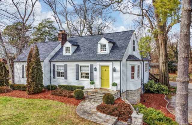 2912 Woodlawn Dr photos photos