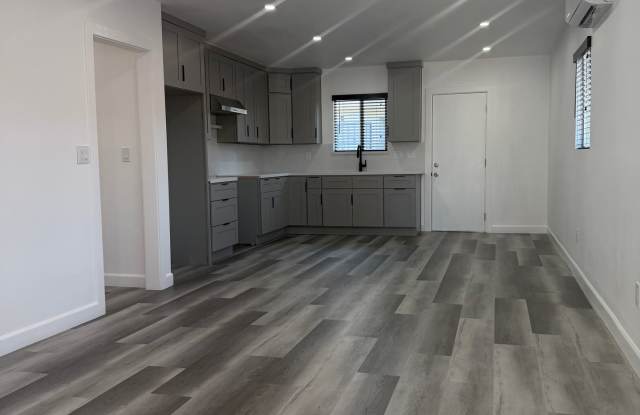 Remodeled 2 Bedroom 1 Bath Apartment With Garage Gallery 1