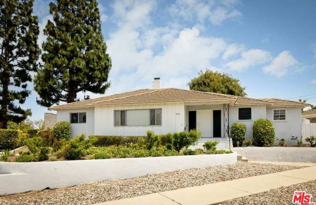8136 LOYOLA BLVD photos photos